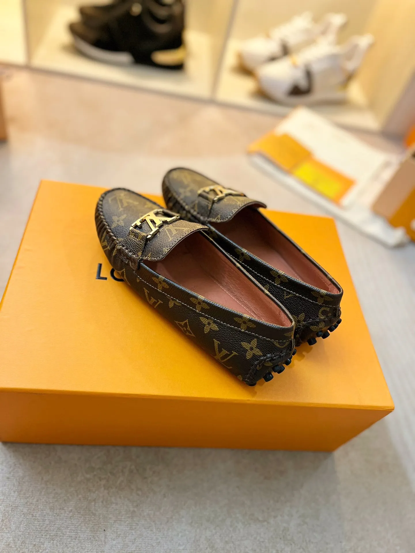 p460💰Couple model❤️🇫🇷 𝙇𝙤𝙪𝙞𝙨 𝙑𝙪𝙞𝙩𝙩𝙤𝙣 🇫🇷Louis Vuitton 2023 Classic𝓛𝓿 𝓣𝓻𝓪𝓲𝓷𝓮𝓻 Sports Series ➪➪➪¯ [Arizona Doudou Shoes Series] ▪️▪️▪️Arizona slip-on shoes are made of Monogram Eclipse canvas. Its hand-painted and dyed edges and hand-sewn uppers fully demonstrate Louis Vuitton's traditional shoemaking craftsmanship. This slip-on shoe is very lightweight. The integrated tongue and upper make it particularly comfortable and flexible. The soft outsole is equipped with rubber padding. Decorated with matching sash. Detailed features: ☑️Monogram Eclipse canvas ☑️Black Eclipse pattern ☑️Hand-painted shoe edges ☑️Hand-sewn uppers (each pair takes time to process) ☑️Integrated tongue and upper construction ☑️Outsole equipped with rubber lining ☑️size: 35_46